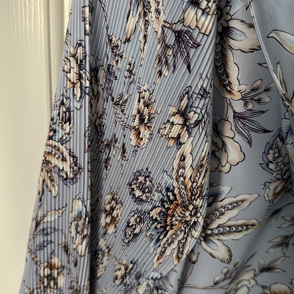 Cupio unique pleated sleeve silky blouse with hood - Picture 4 of 4